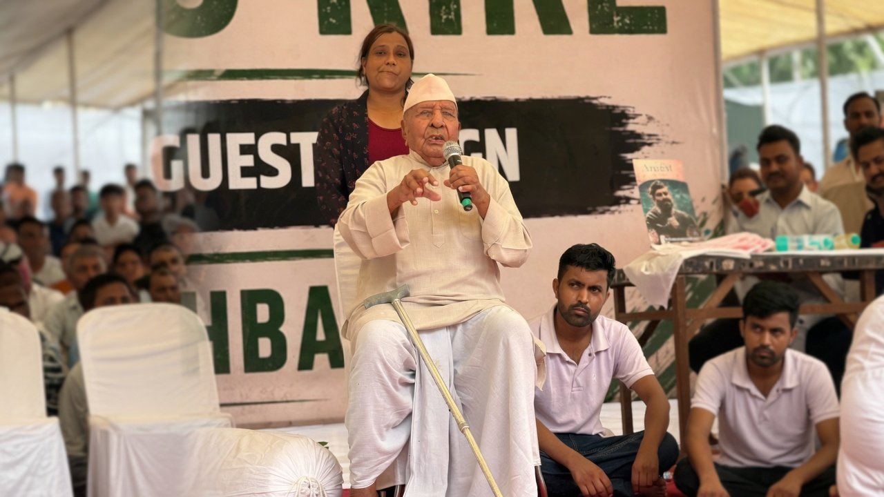 101-Year-Old Freedom Fighter Pandit Ram Kishan Joins Youth Protest at Jantar Mantar..